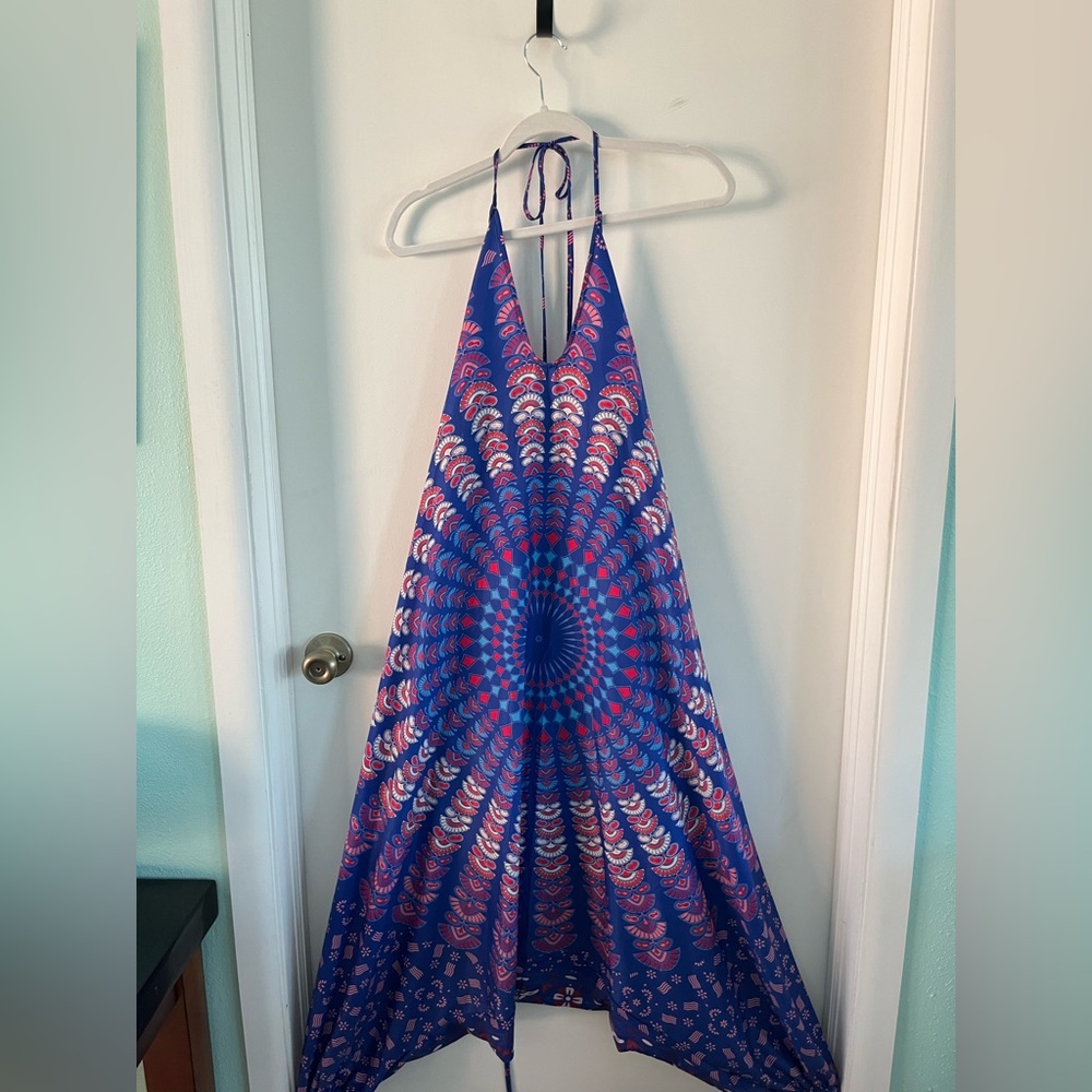 One size and not sure of the brand. The color is blue, pink, and white